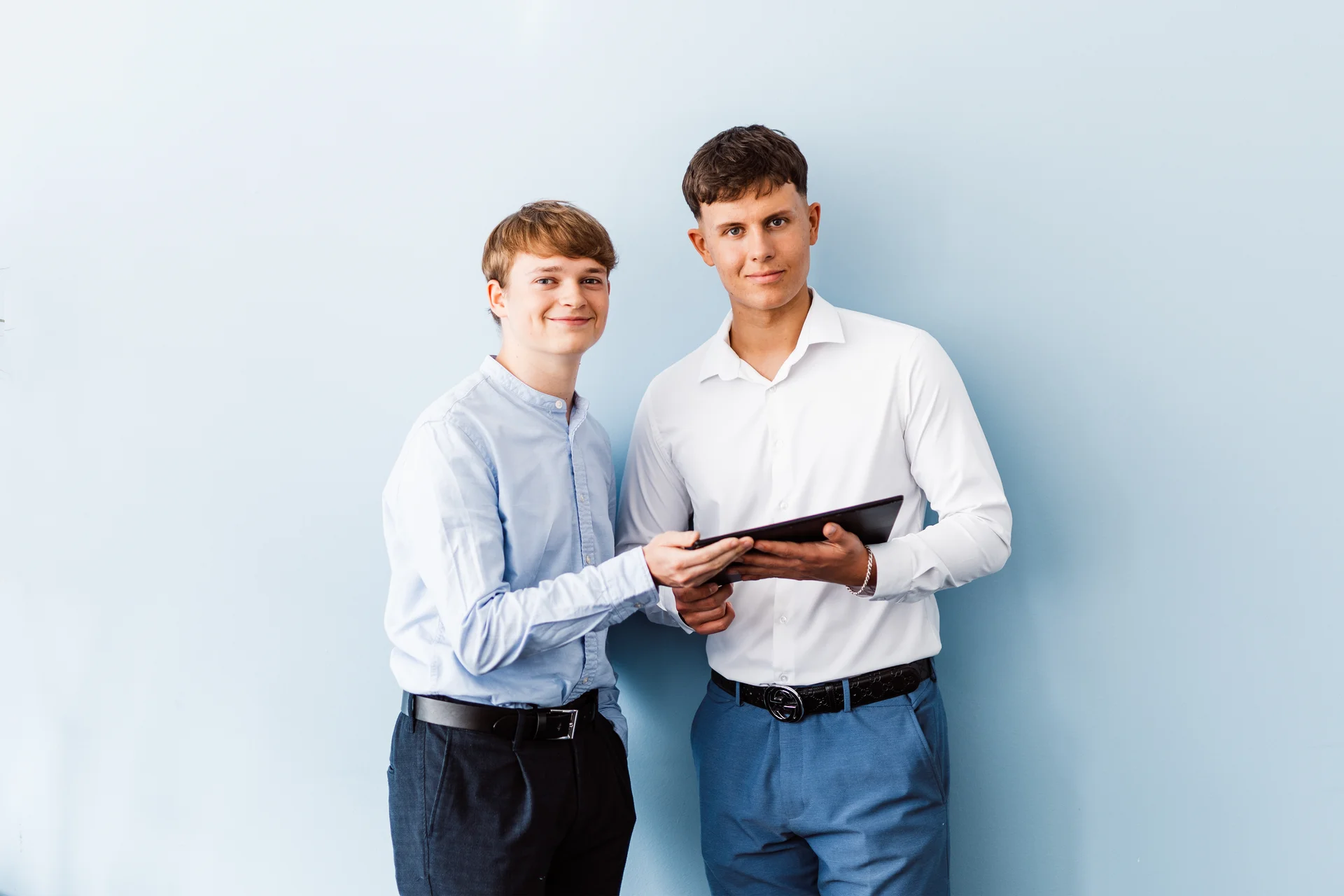 zwei auszubildende in Businesskleidung beschäftigen sich mit einem Table