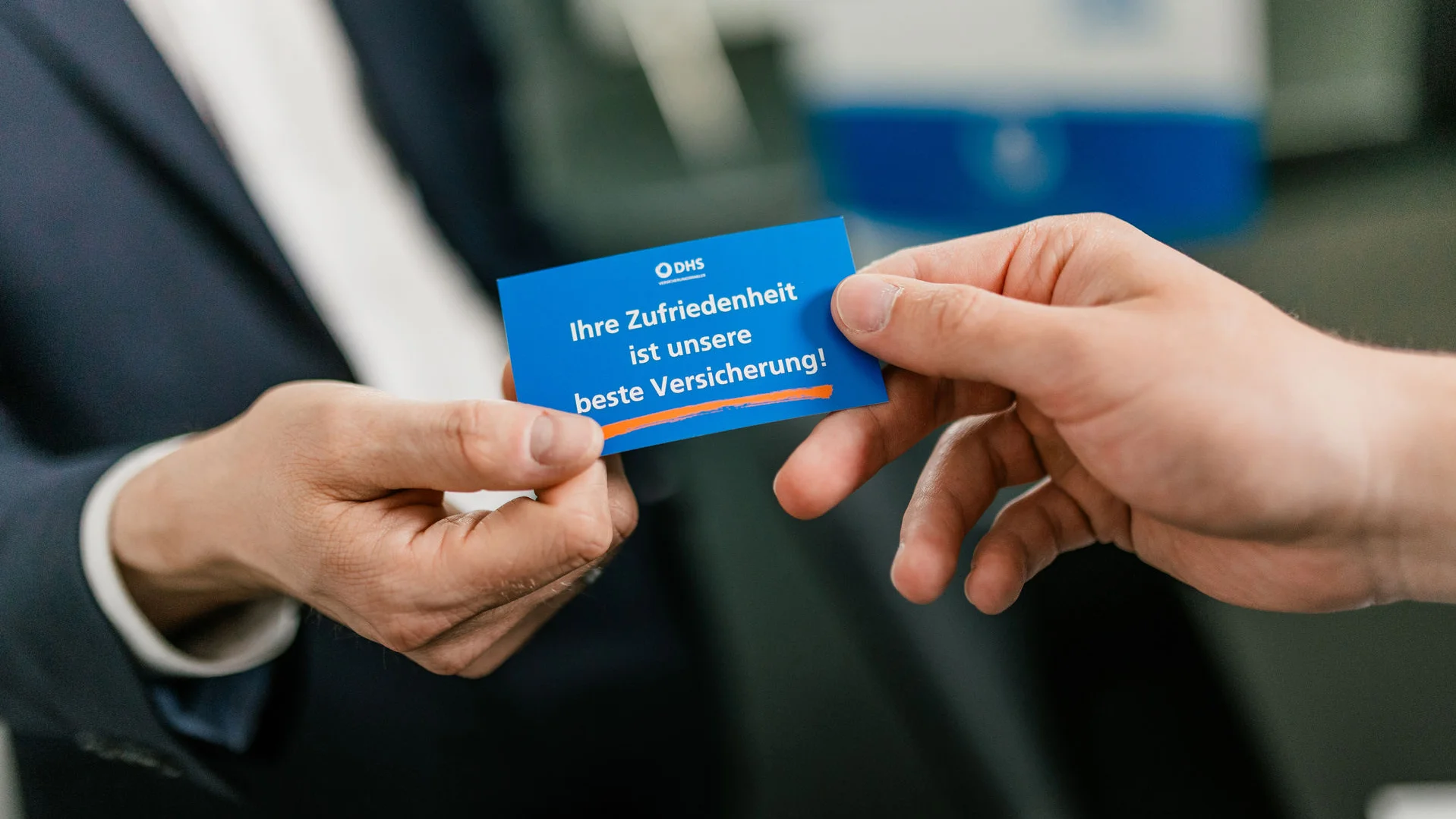 eine Hand gibt deiner anderen eine Karte zur Teilnahme an der Kundenzufriedenheitsanalyse